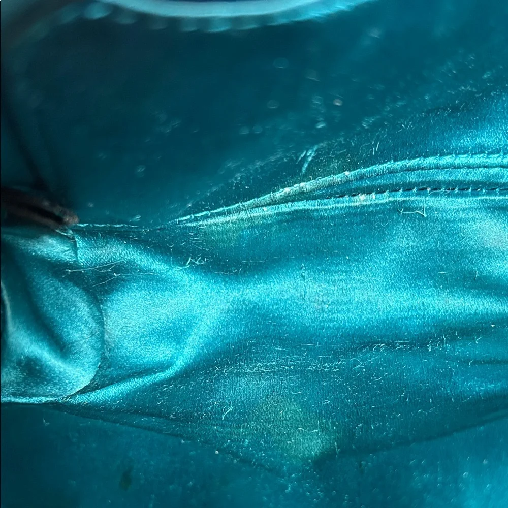 Gucci Red Velvet Shoulder Bag with Gold Chain - Picture 14 of 16